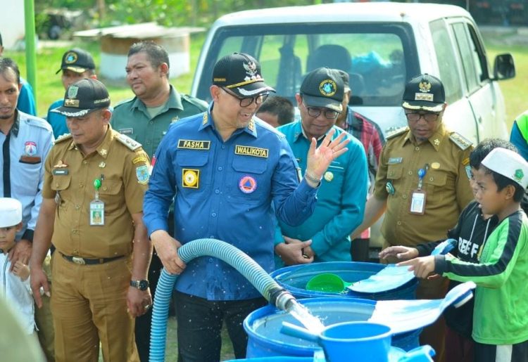 Fasha Turun Langsung Salurkan Air Bersih Kepada Warga/ (foto: Melli/Ampar)