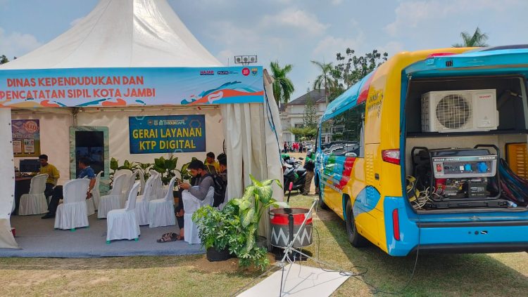 Stand Dinas Dukcapil Kota Jambi di Pameran Roadshow Bus KPK lapangan Gubernuran Jambi/ (Foto: Juanda/Ampar)