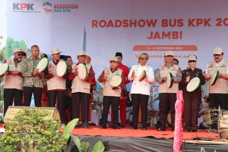 Al Haris Buka Roadshow Bus KPK 2023 di Lapangan Kantor Gubernur Jambi, Kamis (14/09/2023)/ (foto: Adi)