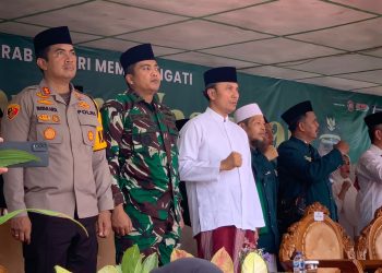 Ketua DPRD Jambi Edi Purwanto kenakan sarung hadiri Apel Santri Nasionel di Tebo, Minggu (22/10)/ Foto: Hadian