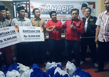 Al Haris Serahkan Bantuan Bantuan CSR Rp 30 Juta Bank Jambi untuk Korban Kebakaran di Sarolangun/ (Foto: Riky)