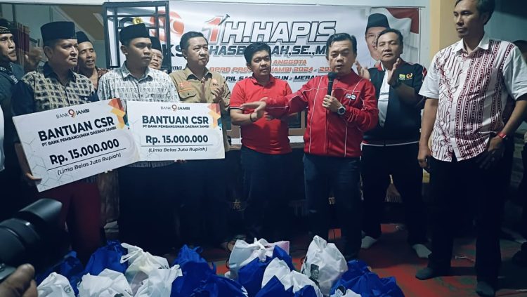 Al Haris Serahkan Bantuan Bantuan CSR Rp 30 Juta Bank Jambi untuk Korban Kebakaran di Sarolangun/ (Foto: Riky)