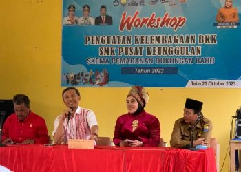 Kunjungi SMK 1 Tebo, Edi Purwanto Berikan Motivasi ke Siswa dan Berbicara Soal Pendidikan (kemeja putih)/ Foto : Hadian