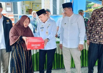 Al Haris Serahkan Bantuan Korban Kebakaran di Tanjab Barat/ Foto:Riky