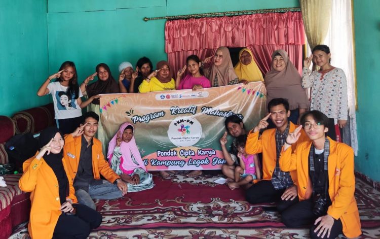 Mahasiswa UNJA Beri Pelatihan ke Masyarakat Pemulung/ (Foto: Melli/ Ampar)