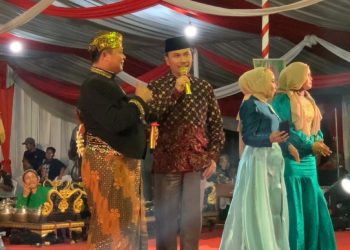 Ketua DPRD Jambi Hadiri Pagelaran Wayang Kulit Peringatan HUT TNI Ke 78 di Makorem 042 Gapu/ (Foto: Hadian)