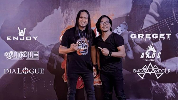 Otoy Oleng bersama Didi Richardo pada Even Musik Rock Rise Vol 2 di Senyala Space Kafe, Kota Jambi Senin (27/2/2023). (Foto: Dok. Penulis)