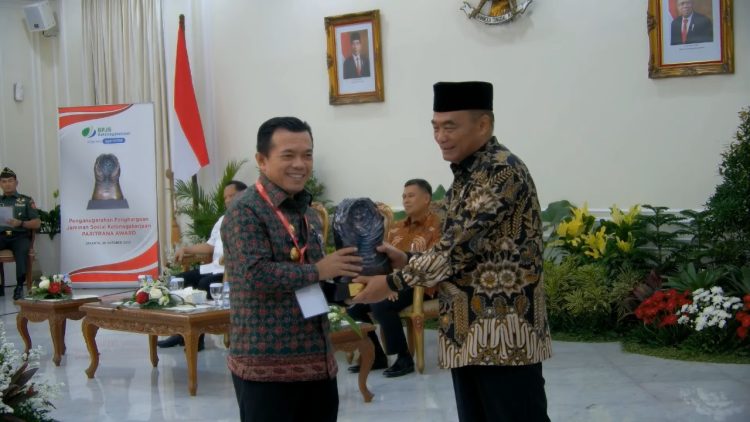 Gubernur Jambi Terima Penghargaan Paritrana Award 2023/ (Foto: Tanti)