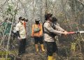 Pihak Terkait Berjibaku Padamkan Karhutbunla di Sanga Desa/ (Foto: Nuaria/Ampar)