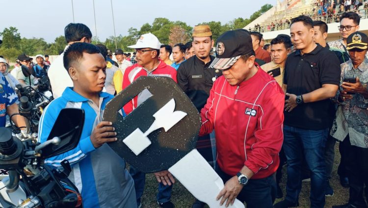Al Haris Beri Bantuan Motor Dinas Seluruh Kades di Sarolangun/ (Foto: Riki)