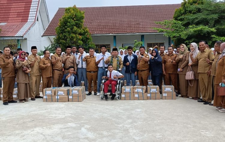 Setelah Merangin, Al Haris Serahkan Dumisake Pendidikan untuk 632 Siswa di Kabupaten Sarolangun/ Foto: riky