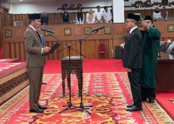 Ketua DPRD Jambi Pimpin Pengambilan Sumpah PAW Yeri Muthalib/ Foto: Hadian