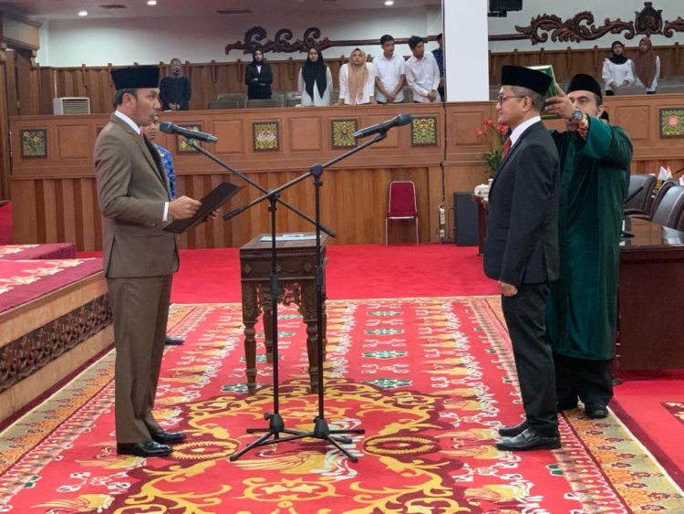 Ketua DPRD Jambi Pimpin Pengambilan Sumpah PAW Yeri Muthalib/ Foto: Hadian