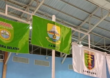 Bendera Provinsi Jambi berada teratas saat upacara penghormatan pemenang cabor Wushu Porwil XI 2023 di Riau (Foto: Maskun, Humas KONI Jambi)