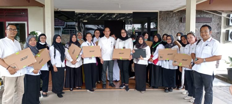 Dinkes Provinsi Jambi Distribusikan Laptop Bantuan Global Fund untuk 13 PKM dan 2 RS di Kota Jambi/ Foto: Dok.Dinkes Jambi