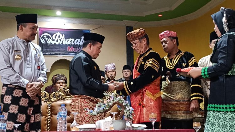 Al Haris Diberi Gelar Adat Datuk Mangku Bumi Setio Alam/ Foto: Riky