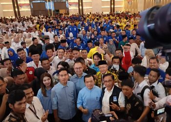 Gibran Rakabuming Raka tampak mengenakan kemeja biru langit berswafoto bersama relawan kader partai dan koalisi di Jambi Jum'at (17/11)/ Foto: Riki