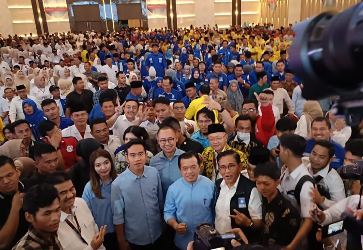 Gibran Rakabuming Raka tampak mengenakan kemeja biru langit berswafoto bersama relawan kader partai dan koalisi di Jambi Jum'at (17/11)/ Foto: Riki