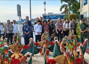 Gubernur Jambi Al Haris saat menyambut kedatangan Menteri LHK di Bandara STS Jambi, Minggu (19/11)/ Foto: Riki