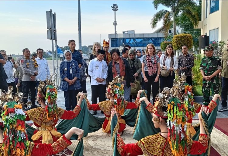 Gubernur Jambi Al Haris saat menyambut kedatangan Menteri LHK di Bandara STS Jambi, Minggu (19/11)/ Foto: Riki