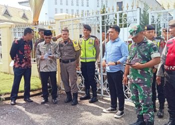 Soal Limbah PT Muntaz, Massa Geruduk Kantor Bupati Sarolangun 
/ Foto: fdn/ampar