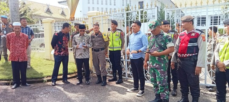 Soal Limbah PT Muntaz, Massa Geruduk Kantor Bupati Sarolangun 
/ Foto: fdn/ampar