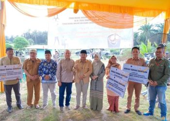 PetroChina Serahkan Bantuan Bibit Jambu dan Lampu Tenaga Surya untuk Tiga Desa di Kabupaten Tanjab Barat/ Foto: Melani