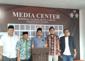 KPU Jambi saat mengumumkan DCT Caleg DPRD Provinsi Jambi Jum'at (3/11) sore/ Foto: Fei
