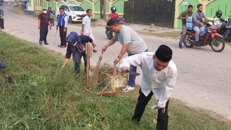 M. Umar dan Kabid GTK Disdik Jambi saat ikut berpartisipasi gotong royong di arena pembukaan STQ. Foto: Dok BTIKP Disdik Jambi