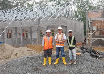 Kadisdik Syamsurizal saat meninjau pengerjaan DAK fisik di SMAN 13 Tebo. Foto: Dok Bidang Pembinaan SMA Disdik Jambi