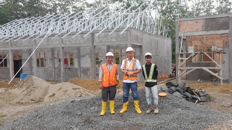Kadisdik Syamsurizal saat meninjau pengerjaan DAK fisik di SMAN 13 Tebo. Foto: Dok Bidang Pembinaan SMA Disdik Jambi