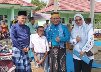 M. Umar didampingi Kabid GTK Disdik Jambi, Ilham hadiri expo SLBN Tanjab Timur, Senin (30/10).  Foto: Dok Disdik Jambi