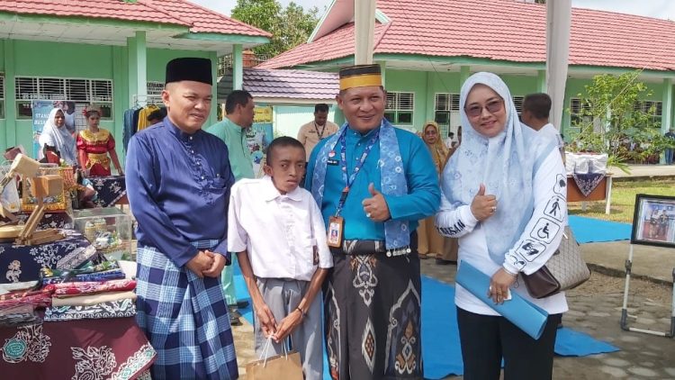 M. Umar didampingi Kabid GTK Disdik Jambi, Ilham hadiri expo SLBN Tanjab Timur, Senin (30/10).  Foto: Dok Disdik Jambi