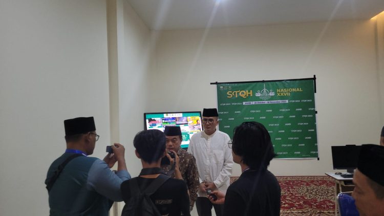 Gubernur Jambi, Al Haris saksikan lansung final Tilawah Al-Qur’an Golongan Dewasa, di Arena Utama STQH XXVII H. Abdoerahman Sayoeti, Minggu malam (05/11). Foto: Mul