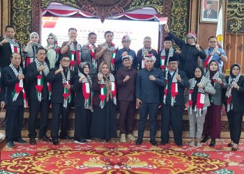 Pimpinan dan Anggota DPRD Provinsi Jambi kompak gunakan syal dan bendera Palestina di rapat paripurna, Senin (6/10). Foto: Adrian