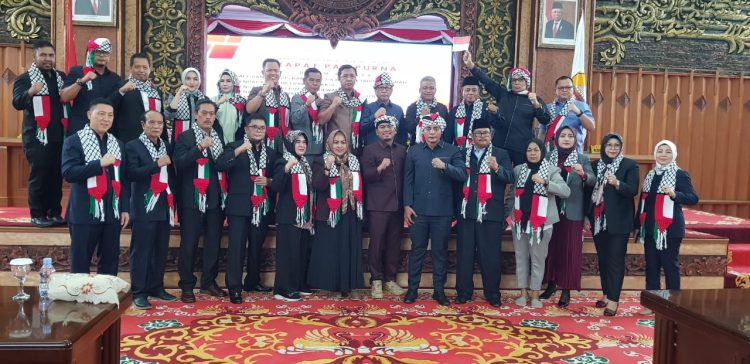 Pimpinan dan Anggota DPRD Provinsi Jambi kompak gunakan syal dan bendera Palestina di rapat paripurna, Senin (6/10). Foto: Adrian