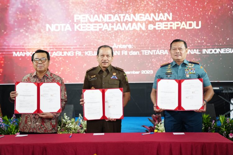 Penandatanganan nota kesepahaman (MOU) sistem elektronik berkas pidana terpadu atau e-berpadu, antara TNI dengan Mahkamah Agung dan Kejaksaan Republik Indonesia. Foto: Puspen TNI