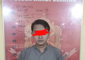 Hamim Fauzi (35) diamankan Polsek Jambi Selatan karena gelapkan uang perusahaan gegara judi online. Foto: Mhd/Ampar