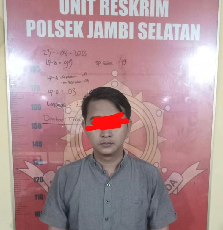Hamim Fauzi (35) diamankan Polsek Jambi Selatan karena gelapkan uang perusahaan gegara judi online. Foto: Mhd/Ampar