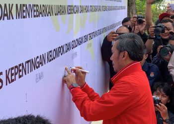 Ketua DPRD Provinsi Jambi, Edi Purwanto hadiri apel kebangsaan dan deklarasi pemilu damai 2024 di halaman Polresta Jambi, Sabtu (11/11). Foto: Adrian