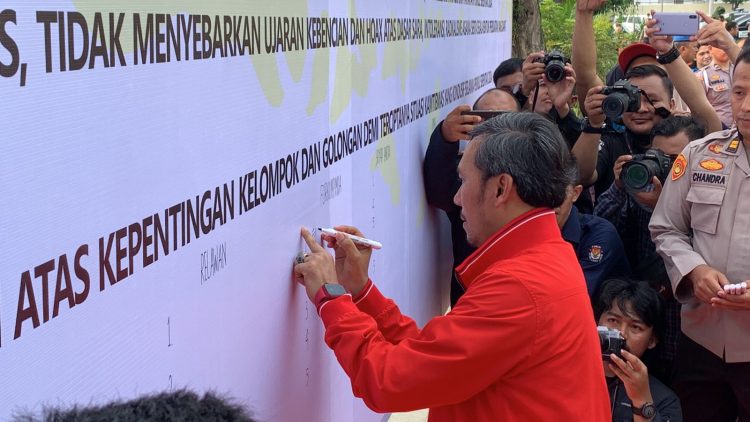 Ketua DPRD Provinsi Jambi, Edi Purwanto hadiri apel kebangsaan dan deklarasi pemilu damai 2024 di halaman Polresta Jambi, Sabtu (11/11). Foto: Adrian