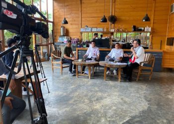 Kepala BPSJ Ketenagakerjaan Jambi, Muhammad Syahrul Dialog jadi narasumber pada acara Orasi yang dilaksanakan oleh JEK TV yang berlangsung di Depati Coffee, Rabu (8/11). Foto: Humas BPJS Ketenagakerjaan