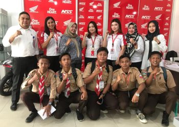 15 pelajar SMK melakukan kunjungan ke Jaringan Dealer resmi sepeda motor Honda di Kota Jambi. Foto: Ajeng