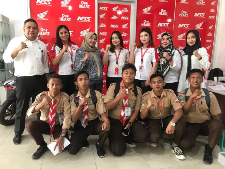 15 pelajar SMK melakukan kunjungan ke Jaringan Dealer resmi sepeda motor Honda di Kota Jambi. Foto: Ajeng