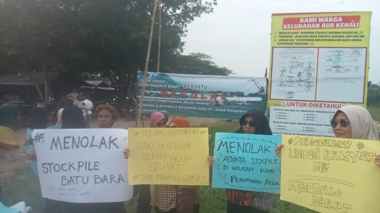 Tolak Stockpile Batu Bara, Warga Surati Gubernur dan Bupati Tapi Tak Ada Jawaban/ Foto: Dodi