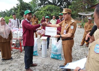 Mukti Said Salurkan Alsintan ke Kelompok Tani/ Foto : Teguh