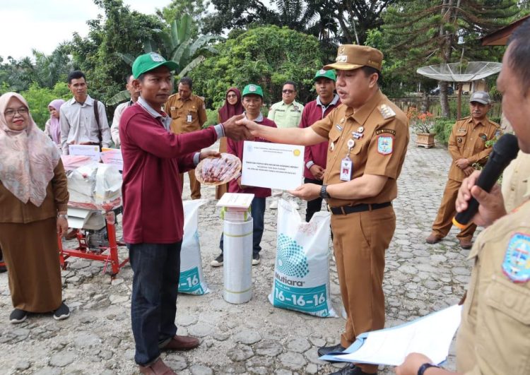 Mukti Said Salurkan Alsintan ke Kelompok Tani/ Foto : Teguh