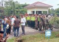 Puluhan warga melakukan aksi unjuk rasa (unras) di kantor Pengadilan Negeri Sarolangun (PN)/ Foto" Fdn/Ampar