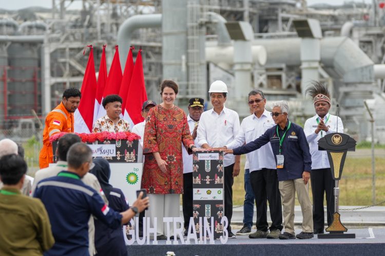 Presiden Resmikan Proyek Tangguh Train 3 dan Ground Breaking Proyek UCC, AKM dan Blue Amonia di Papua Barat/ Foto: tania