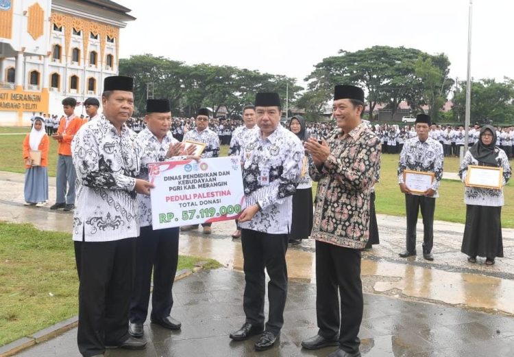 Pj Bupati Merangin Pimpin Upacaa Peringatan PGRI ke-78 dan Hari Guru 2023/ Foto: Teguh